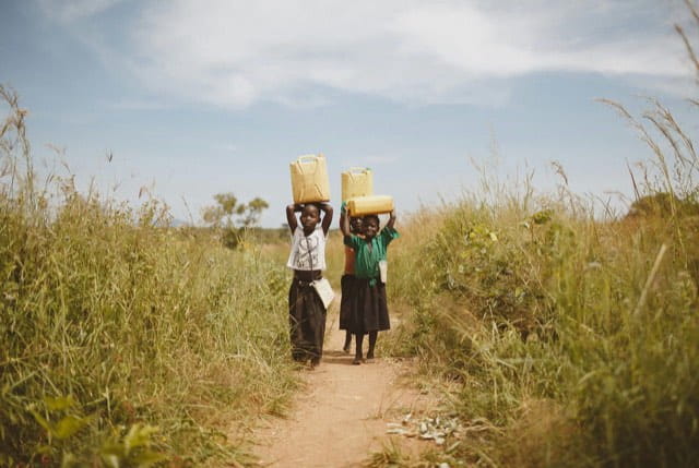 Projeto de água potável segura em Uganda